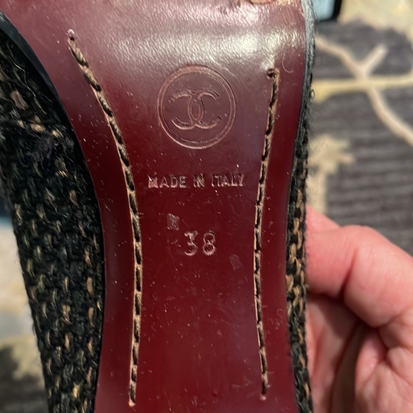 Beautiful, gently used Chanel pumps. Size 38. - Picture 2 of 3